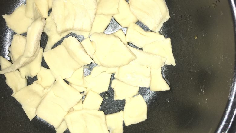 芝士葡萄干甜点,放入面片铺成一层然后加入熬制好的糖浆刷一层