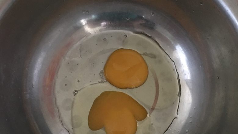 芝士葡萄干甜点,加入两个鸡蛋放到盆内