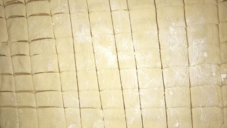 芝士葡萄干甜点,然后斜刀切成方块
