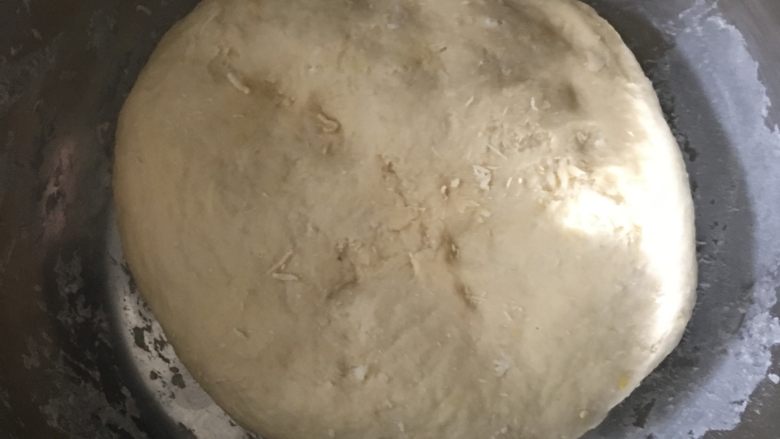 芝士葡萄干甜点,同时放入酵母然后开始和面并不断地揉面