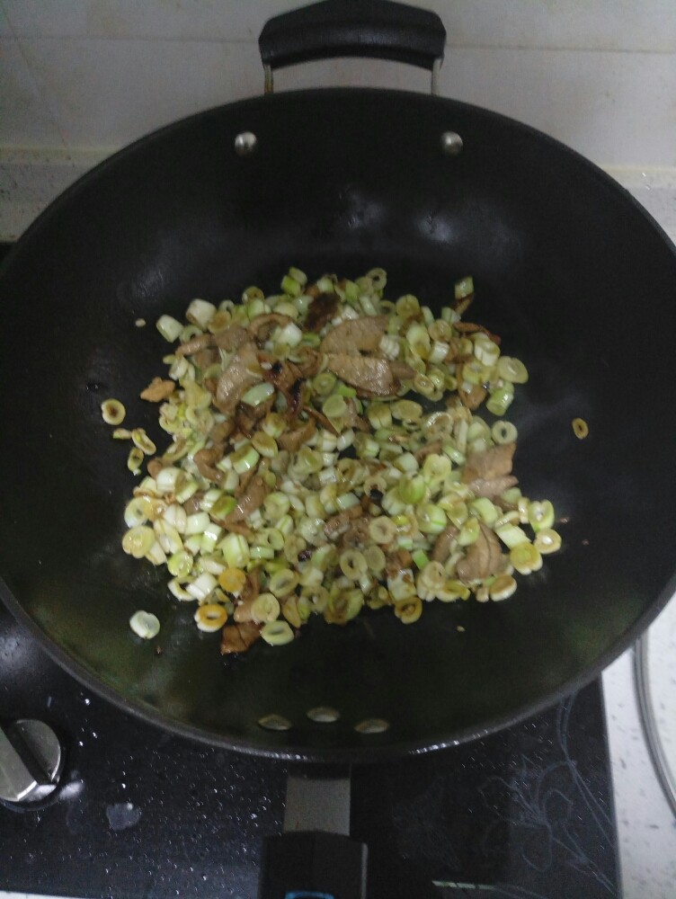 蛤蜊烩饼,等肉炒熟,最好再焦一些,放入扁豆翻炒