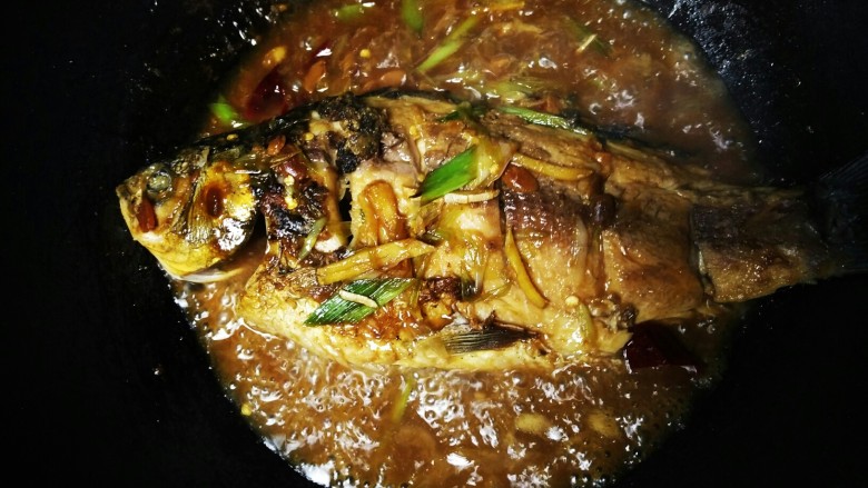 红烧鲤鱼,8、下鱼之后盖盖煮,为了味道均匀,最好翻动一下,不过要轻,以免把鱼弄碎了。