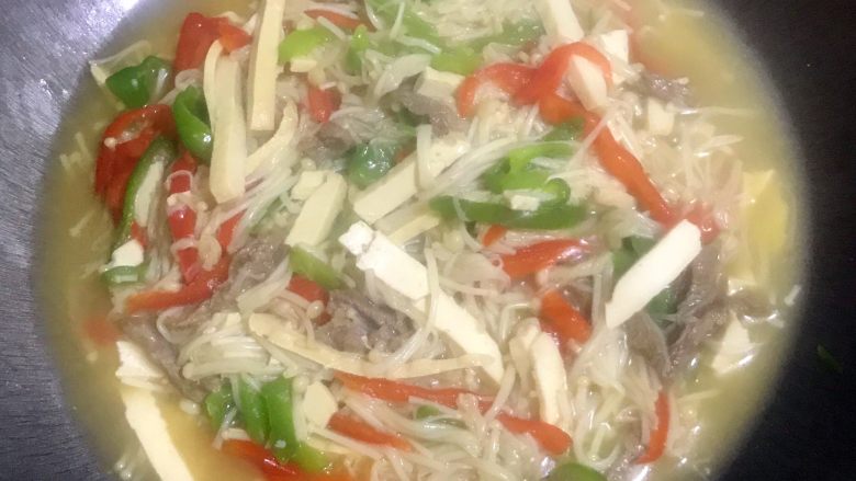 双椒香干肉丝炒金针菇,翻炒后可加入少许的水,少量盐(也可不放,换成生抽)生抽调鲜,本人不喜欢放味精,经常拿生抽调鲜