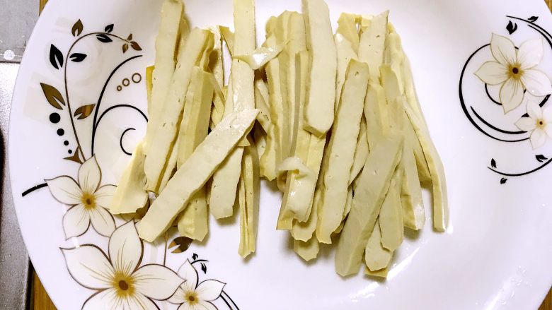 双椒香干肉丝炒金针菇,因为这道菜的食材主要是以"丝"的形式展现,所以<a style='color:red;display:inline-block;' href='/shicai/ 473'>香干</a>我切的也比较薄