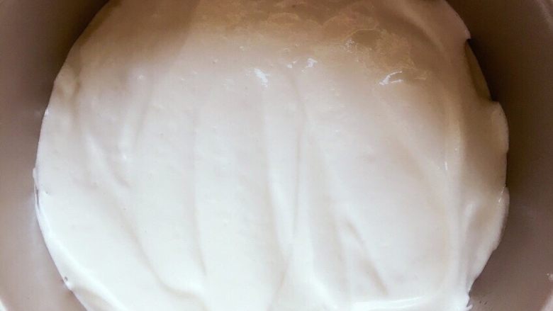 零失败的天使蛋糕Angelcake,把面糊倒入模具中,在台面上震一下面糊中可能存在的大气泡,然后用刮刀把面糊表面抹平