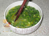 韭菜蒸蛋羹,滴入<a style='color:red;display:inline-block;' href='/shicai/ 847'>香油</a>后搅拌均匀；