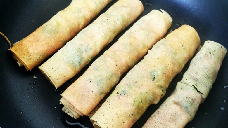 薄荷牛肉卷,依次卷好所有煎饼后,起油锅煎制。