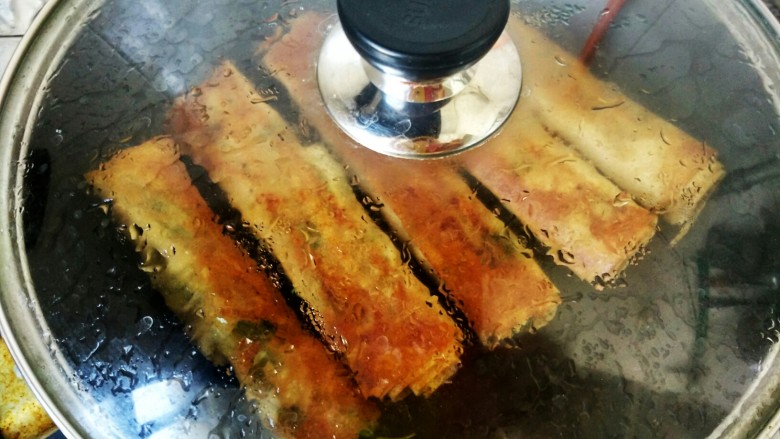 薄荷牛肉卷,煎至一面焦黄后翻面,大约半分钟后另一面也会变得焦黄,此时外边酥脆里面软嫩的薄荷牛肉卷就可以出锅了!
ps:如果喜欢吃里外都是软嫩的可以再盖上锅盖焖一分钟。
