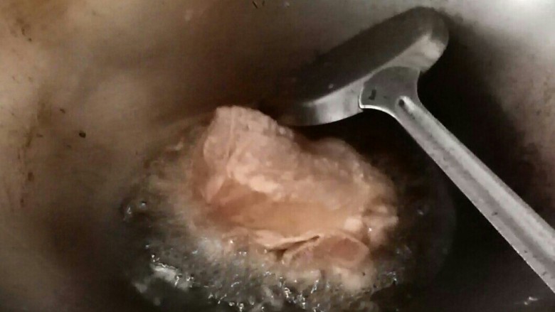 芝麻鸡排,油炸前上干生粉,醒过下油锅