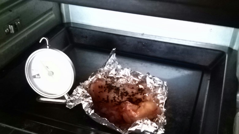 芝麻鸡排,打开锡纸,再烤五分钟