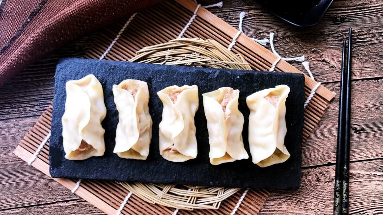 开口笑蒸饺(牛肉萝卜馅),取出装盘。