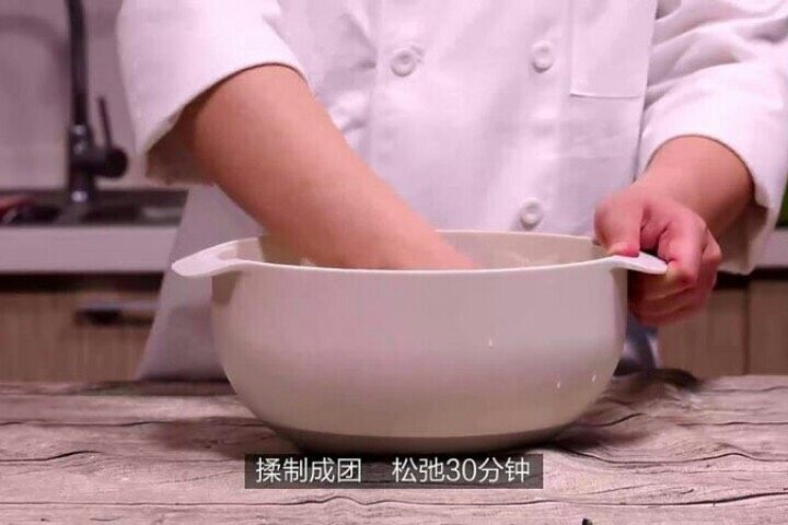 来自湾湾的美味凤梨酥,加入所有粉类,揉至成团