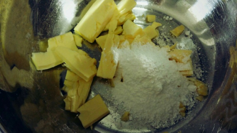 辣味曲奇,<a style='color:red;display:inline-block;' href='/shicai/ 887'>黄油</a>软化,倒入糖粉