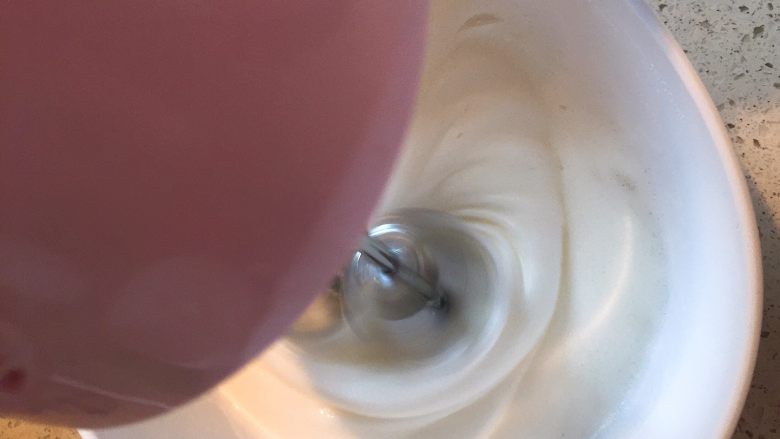 百香果戚风,打至有纹路加入三分之一白砂糖