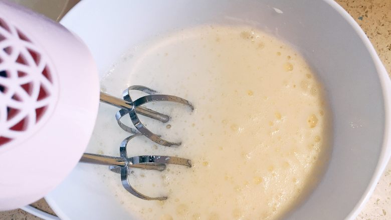 百香果戚风,打至小鱼眼泡泡加入三分之一白砂糖