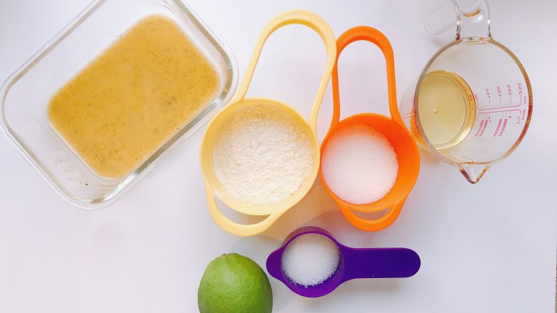 百香果戚风,辅食机将<a style='color:red;display:inline-block;' href='/shicai/ 2068'>百香果</a>打碎，籽可过滤可不过滤。我是稍微过滤可一下
