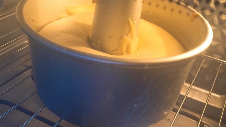 百香果戚风,放入预热好的烤箱，中下层