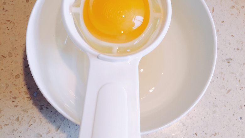 百香果戚风,蛋清分离