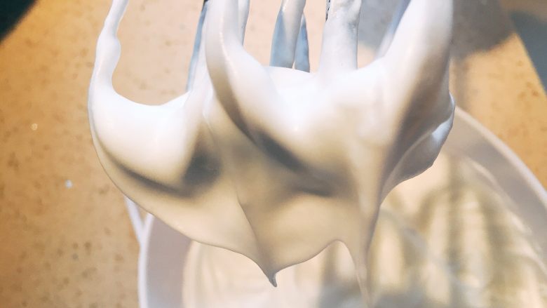 百香果戚风,一直打发至打蛋器提起有直立不到的勾，将蛋黄液分三次加入蛋白中翻扮，切记不要画圈。
在打发蛋清之前可以预热烤箱170度25分钟。每个烤箱脾气不同 自己拿捏温度时间