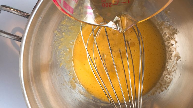 百香果戚风,加入<a style='color:red;display:inline-block;' href='/shicai/ 857'>植物油</a>