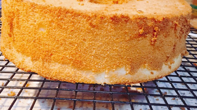 百香果戚风,冷却后用脱模工具脱模即可。
蛋糕可套保鲜袋放至冰箱冷藏。