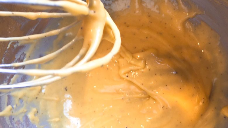 百香果戚风,搅拌至均匀细腻状