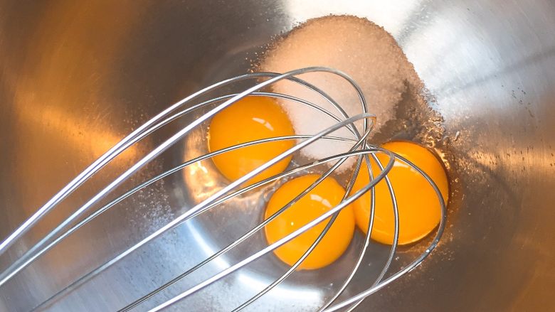 百香果戚风,加入20g白砂糖搅拌均匀至糖融化，蛋黄颜色变淡