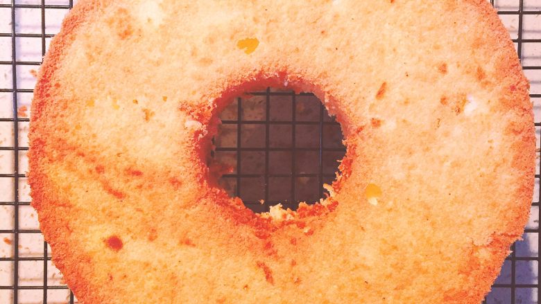 百香果戚风,烤好后将模具清磕几次，立刻倒立放至冷却状态