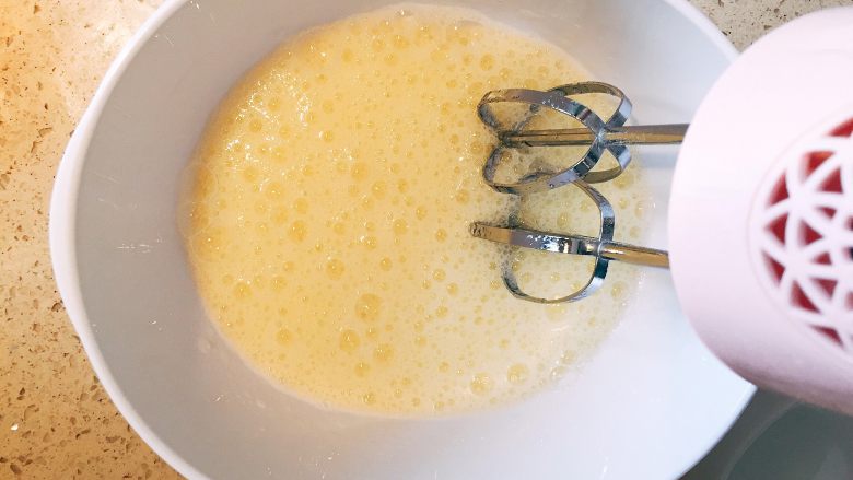 百香果戚风,蛋清打发出大的鱼眼泡泡加入三分之一白砂糖