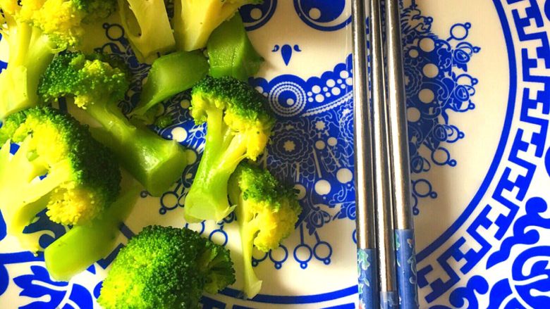 家庭自制牛排
,菜花炒后备用,可以撒些盐