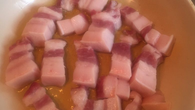 红烧肉,锅内倒油,将切好的肉放入平底锅煎炸至肉质紧致即可。