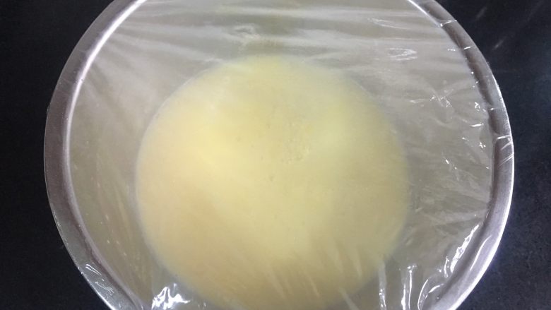 火龙果杯酸奶冰淇淋,倒到盆里,保鲜膜盖好,冷藏至手温,我是着急,直接放冷冻,半小时就够了