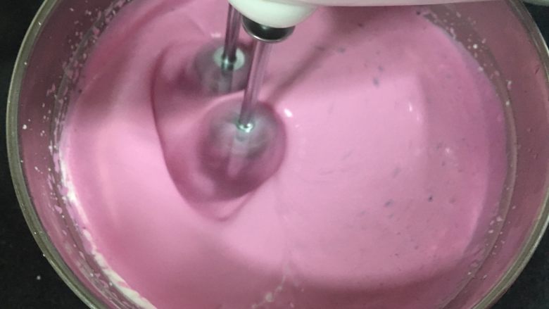 火龙果杯酸奶冰淇淋,用打蛋器打匀,略微打一下就行,不必打的太很