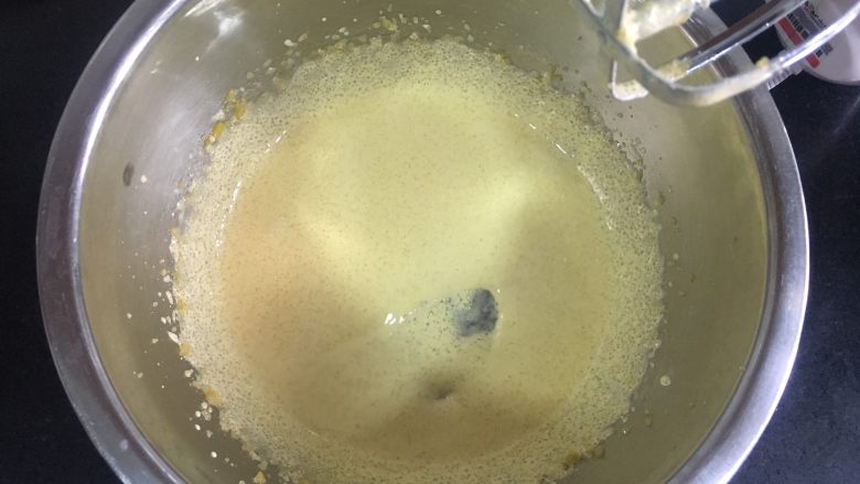 火龙果杯酸奶冰淇淋,打至蓬松,发白即可