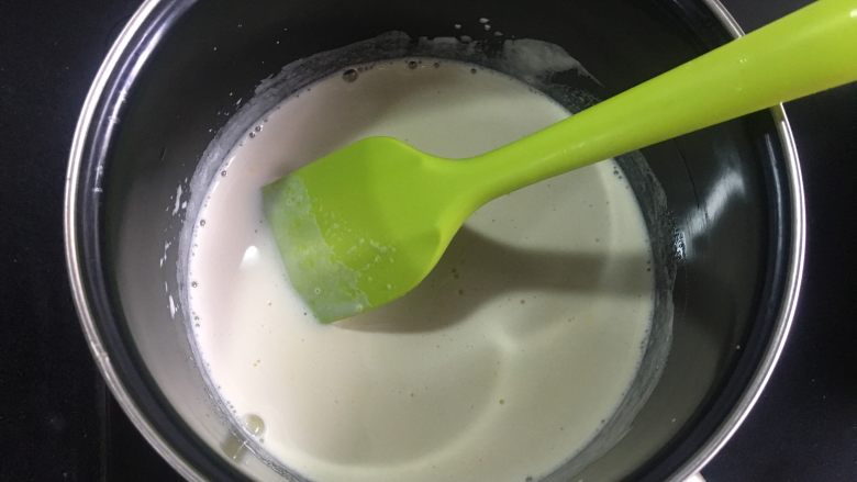 火龙果杯酸奶冰淇淋,倒入奶锅,小火加热,煮沸立刻关火
