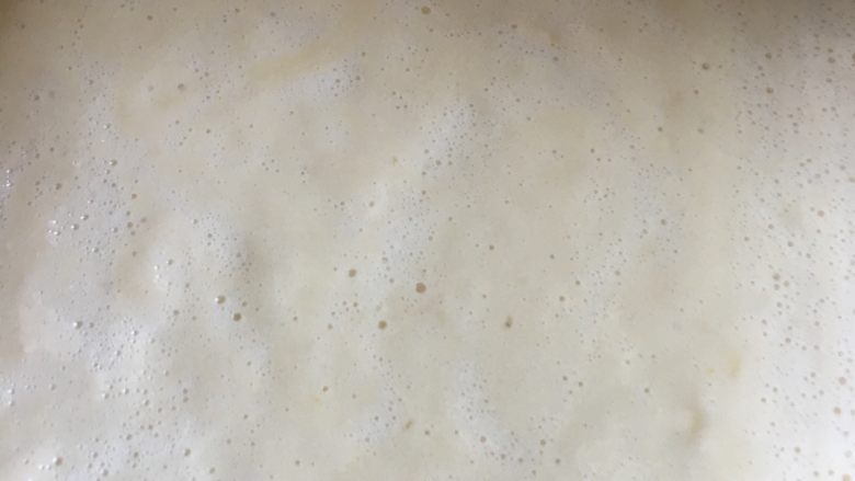 下午茶甜点,轻轻翻拌,注意不要螺旋搅拌,烤箱预热180度10分钟,烤至30分钟即可。