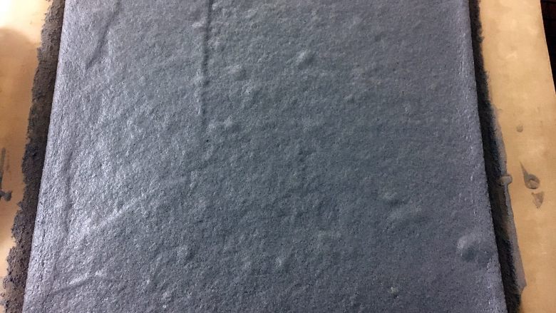 抹茶奶冻竹炭卷,脱模出来,撕开四周粘连的油纸加快散热