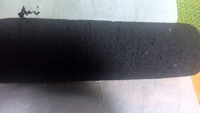 抹茶奶冻竹炭卷,好啦,再放冰箱冷藏两三小时定型