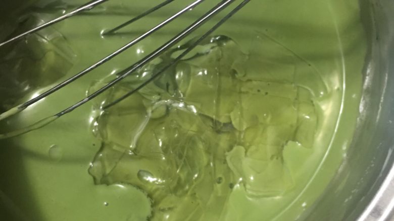 抹茶奶冻竹炭卷,放入泡软的沥干水分的吉利丁,搅拌至溶化