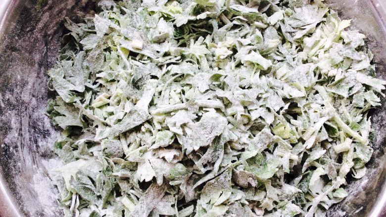 麦芹蒸麦饭,放面拌均匀,面不能多,面多容易结疙瘩蒸出是一坨一坨,