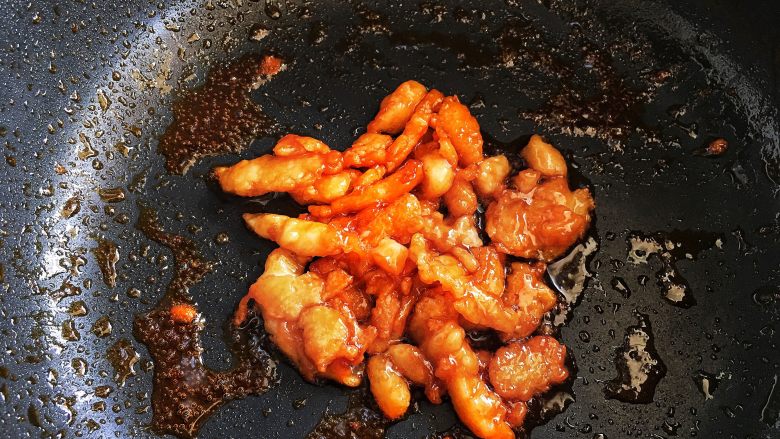 简单快手的 酸甜糖醋鱼柳,熬到如图的程度,几乎没什么酱汁就可以了