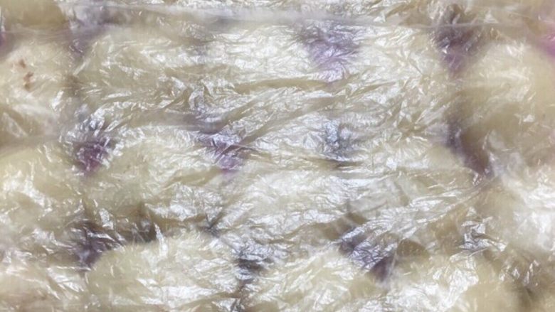 泡浆椰蓉小餐包
,把面团平均分成16个40g左右的小面团,搓圆,用保鲜膜盖住静置15分钟