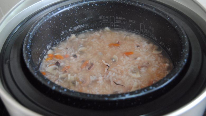 八爪鱼蘑菇粥,煮好的粥,真的是很好吃,小白也轻松做起