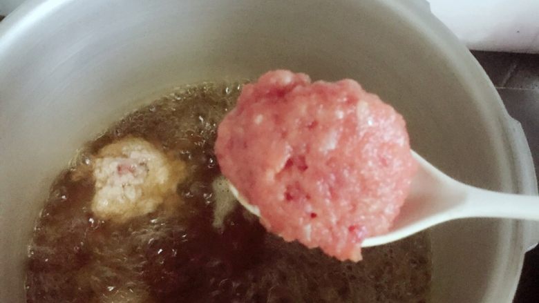 香菇肉丸,等高压锅盖能开,把盖开了,煤气开起来,用勺子把肉打起来依次放入高压锅。放完把煤气关了,高压锅盖,盖起来打3到4分钟就行了。