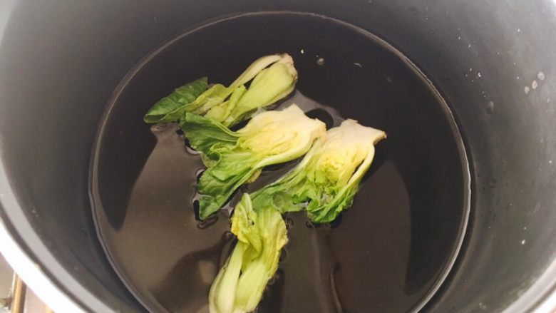 爱心早餐,水里煮一下,撩出来。
