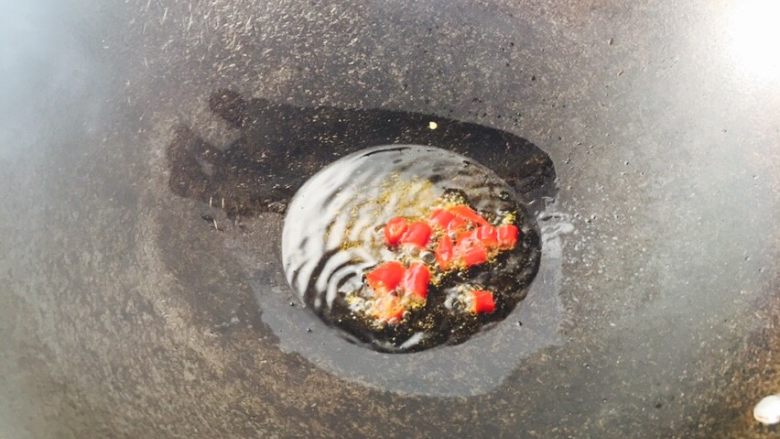 爱心早餐,放入辣椒,煸炒一下,辣味爆出来