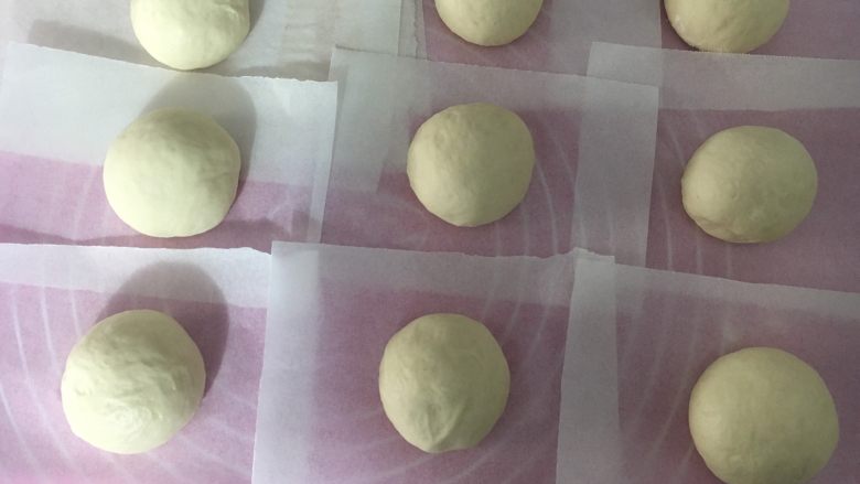 海蒂白面包(白屁股面包),剪裁好油纸,面团分别滚圆了放在纸上方便移动