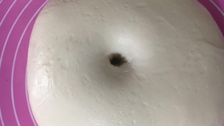 海蒂白面包(白屁股面包),手指沾面粉戳洞,不回缩即可