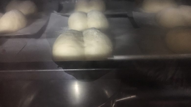 海蒂白面包(白屁股面包),放温暖处进行二次发酵,我是放在烤箱里并放置一锅开水发了40分钟左右