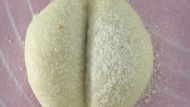 海蒂白面包(白屁股面包),再轻轻抬起,形成一条裂缝